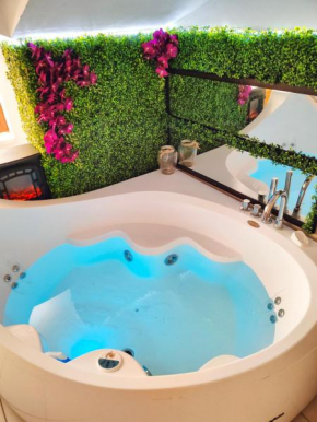 Jacuzzi & Garden Villa